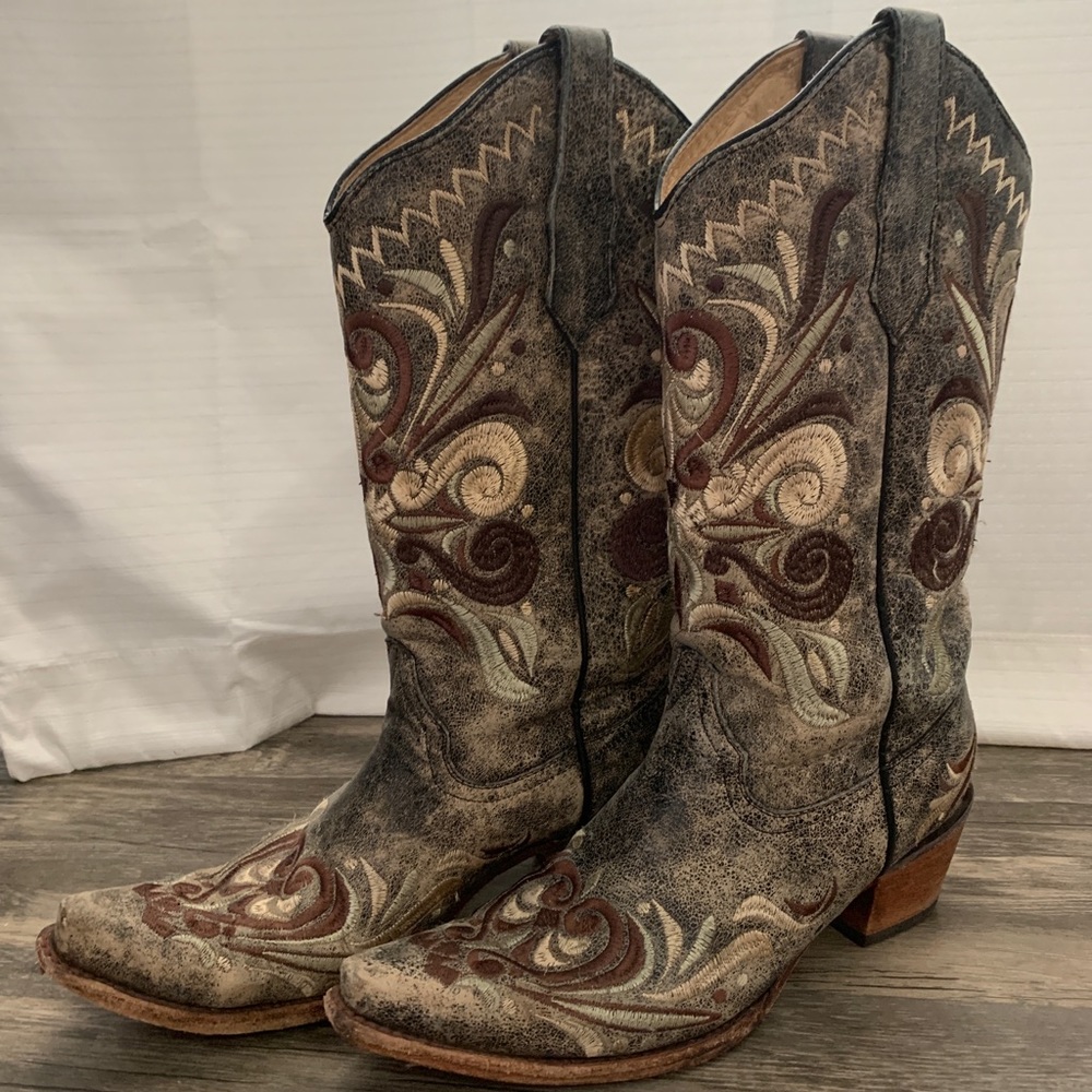 CIRCLE G WOMEN'S DISTRESSED FILIGREE EMBROIDERED COWGIRL BOOTS - SNIP TOE